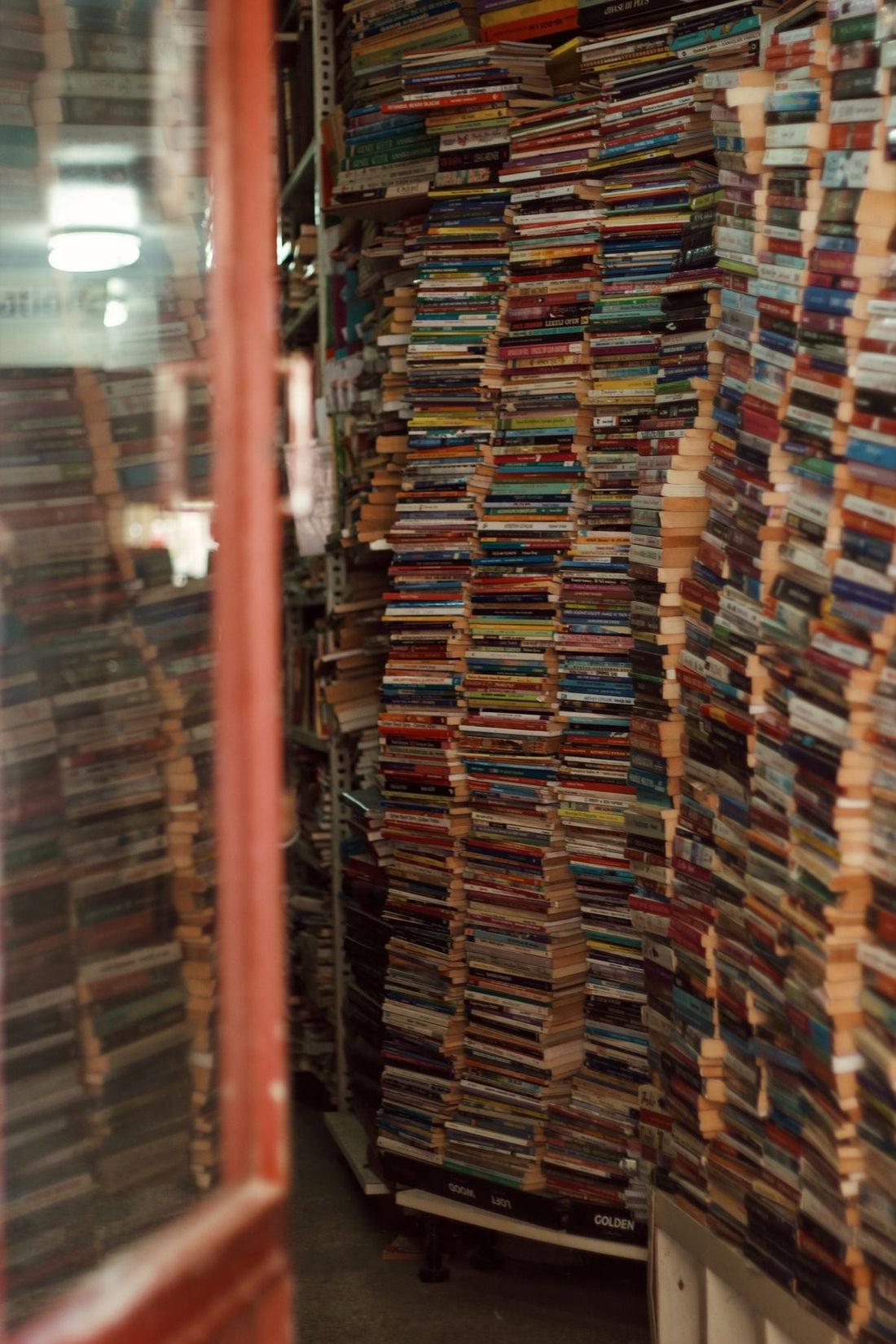 Pile de livres d'occasion vérifiés