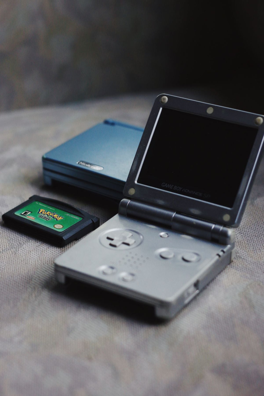 Console de jeu rétro d'occasion avec câbles