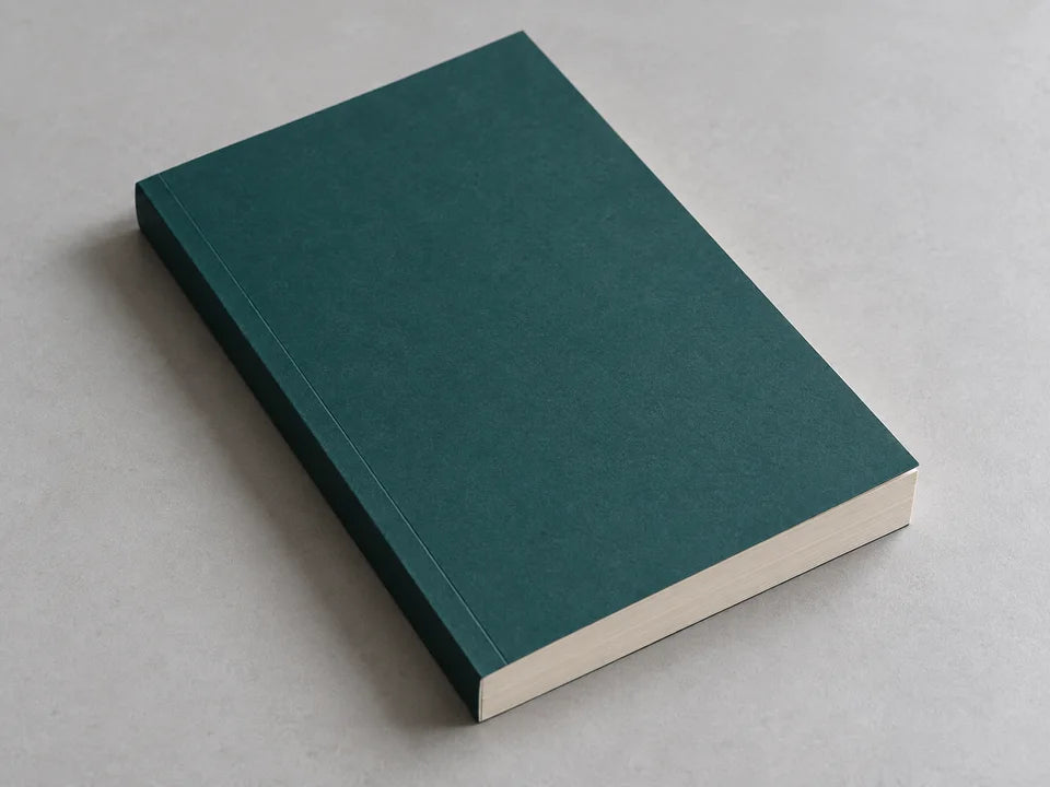 Exemple illustratif : livre vert aux coins nets, à la couverture presque sans marques et aux tranches claires.