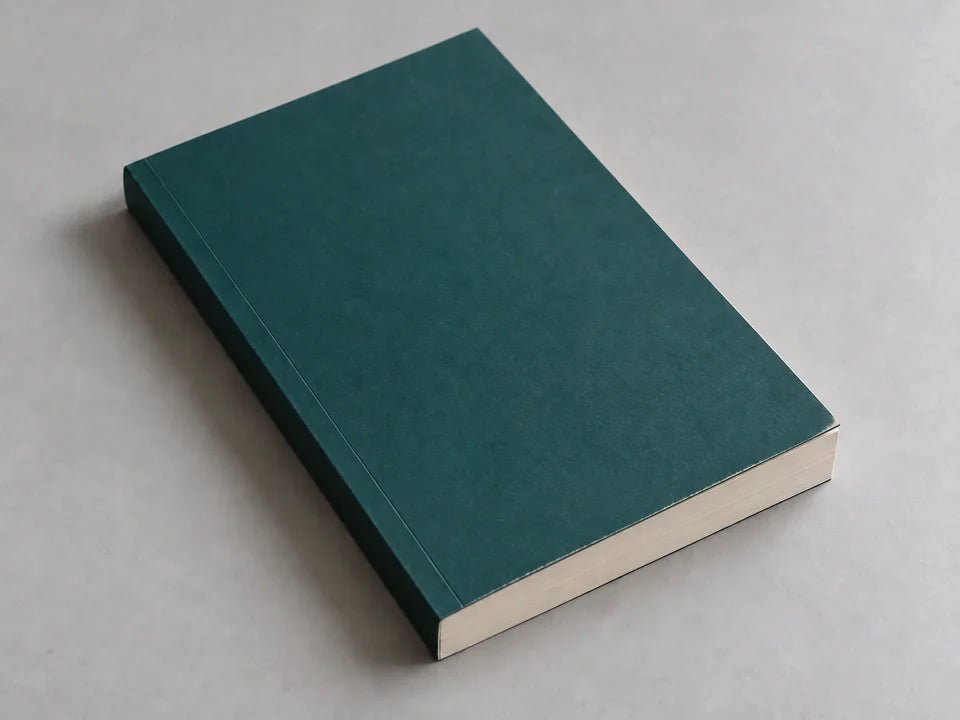 Exemple illustratif : livre vert avec de légers frottements et une petite marque à un coin.
